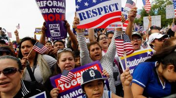 Un nutrido grupo de inmigrantes estuvo hoy frente al Congreso de EEUU exigiendo una reforma migratoria integral.