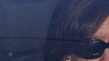 La presidenta de Argentina, Cristina Kirchner, a su llegada al hospital.