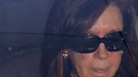 La presidenta de Argentina, Cristina Kirchner, a su llegada al hospital.
