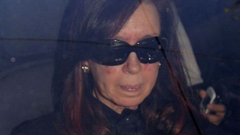 La presidenta de Argentina, Cristina Kirchner, a su llegada al hospital.
