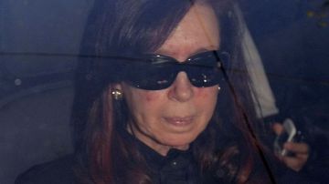 La presidenta de Argentina, Cristina Kirchner, a su llegada al hospital.