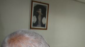 El juez Alberto Bagatella frente a víctimas de secuestro en Izúcar de Matamoros, Puebla.