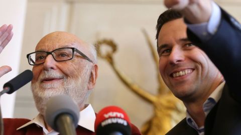 El vicepresidente de la región belga de Walloon Jean-Marc Nollet con Francois Englert en la Universidad de Bruselas.