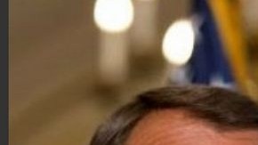 El choque entre el liderato republicano en la Cámara, dirigida por John Boehner, y el grupo de demócratas encabezado por el presidente Barack Obama, mantiene en vilo al gobierno que ya lleva ocho días cerrado.