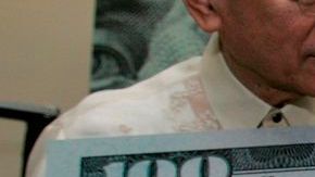 Autoridades muestran algunas de las características del nuevo billete de $100 que fue rediseñado con colores sutiles y otros aspectos de seguridad para dificultar más su falsificación.