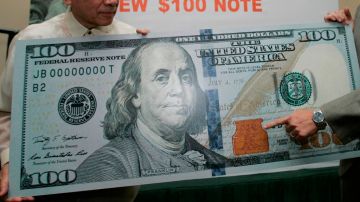 Autoridades muestran algunas de las características del nuevo billete de $100 que fue rediseñado con colores sutiles y otros aspectos de seguridad para dificultar más su falsificación.