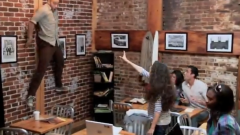 Los muchachos fingieron el enojo de una chica con un muchacho que le derrama café. Para asombro de todos, la joven, con telequinesis, hace volar al joven contra una pared.