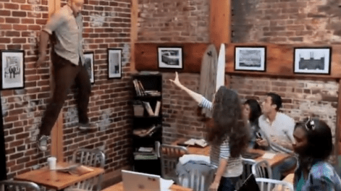 Los muchachos fingieron el enojo de una chica con un muchacho que le derrama café. Para asombro de todos, la joven, con telequinesis, hace volar al joven contra una pared.