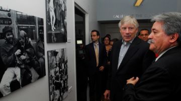 Lee C. Bollinger, presidente de Columbia University, junto al fotoperiodista Bolívar Arellano durante la exhibición fotográfica inaugurada anoche.