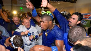 Los jugadores de los Dodgers celebran con  champaña su paso  a la disputa del banderín de la Liga  Nacional.