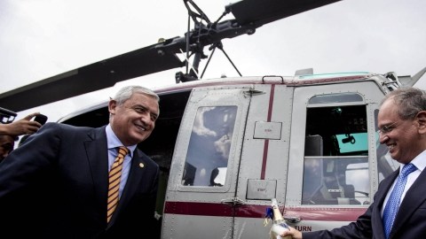 El presidente  Otto Pérez Molina (i), recibe del   embajador de Estados Unidos en Guatemala, Arnold Chacón (d), uno de los helicópteros donados para combatir a los narcotraficantes  y a la delincuencia organizada