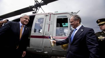El presidente  Otto Pérez Molina (i), recibe del   embajador de Estados Unidos en Guatemala, Arnold Chacón (d), uno de los helicópteros donados para combatir a los narcotraficantes  y a la delincuencia organizada