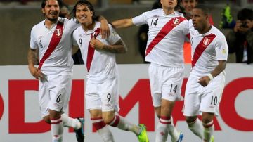 Juan Vargas (6), Paolo Guerrero (9) Claudio Pizarro y Jefferson Farfán (10), celebran el triunfo de la selección peruana 2-0 sobre Paraguay el 7 de octubre de 2011, cuando comenzaban las eliminatorias a Brasil 2014.