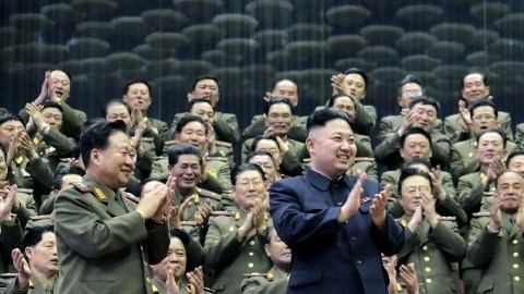 El líder norcoreano  Kim Jong Un durante un acto con militares de su país.