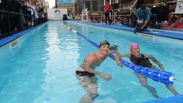 La nadadora Diana Nyad junto al medallista  olímpico  Ryan Lochte, quien participó del evento.
