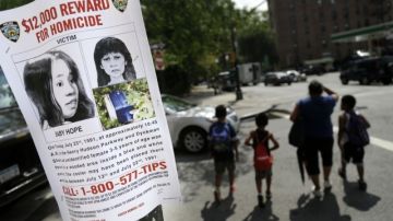Un afiche colocado el  23 de julio pedía ayuda para obtener información sobre 'Baby Hope' la niña hallada muerta en una hielera hace dos décadas.