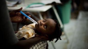 Foto tomada en el 2010 que muestra a una niña con síntomas de cólera en el hospital temporal de la organización Médicos sin Fronteras en Puerto Príncipe, Haití.