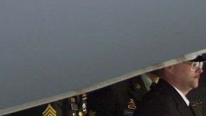 Los familiares de los soldados caídos en acción siguen recibiendo sus cuerpos a su llega a EEUU, pero no los beneficios económicos federales para costear los gastos de sus funerales.