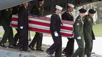 Los familiares de los soldados caídos en acción siguen recibiendo sus cuerpos a su llega a EEUU, pero no los beneficios económicos federales para costear los gastos de sus funerales.