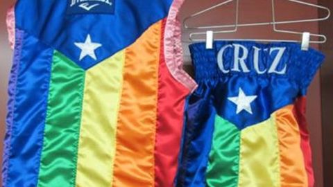 Con este vestuario Orlando "Fenómeno" Cruz ha decidido subir al cuadrilátero.
