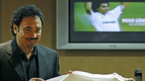 El exfutbolista mexicano Hugo Sánchez (i) y el presidente de la LFP, Javier Tebas, durante su presentación como embajador de la Liga de Fútbol Profesional en América