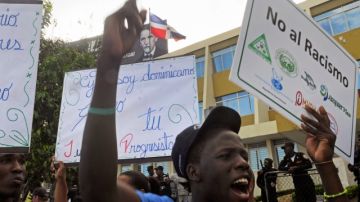 Dominico-haitianos protestan en las afueras de la Corte Constitucional en Santo Domingo, luego que un alto Tribunal Constitucional le quitara  a más de 300 mil dominicanos de ascendencia haitiana la nacionalidad de este país.