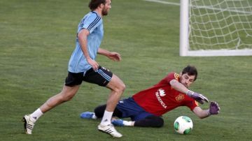 Miguel Pérez Cuesta 'Michu' (i) y el portero Iker Casillas participan de un  entrenamiento de la selección española, actual campeona del mundo.