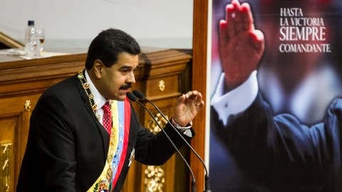 El presidente de Venezuela, Nicolás Maduro (i), habla  frente a la Asamblea Nacional Venezolana en Caracas.