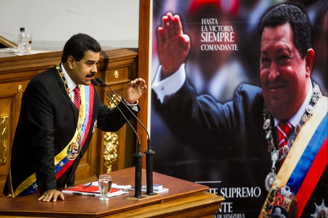 El presidente de Venezuela, Nicolás Maduro (i), habla  frente a la Asamblea Nacional Venezolana en Caracas.