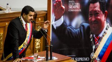 El presidente de Venezuela, Nicolás Maduro (i), habla  frente a la Asamblea Nacional Venezolana en Caracas.