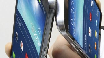 El nuevo modelo de smartphone, Galaxy Round, es el primer dispositivo del mercado con pantalla curva y flexible que saldrá a la venta hoy.
