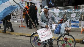Los seguidores de Cristina Fernández permanecen afuera de la Fundación Favaloro en espera de noticias.