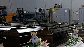 Los féretros de las víctimas del naufragio de Lampedusa están en el hangar del aeropuerto de esa región italiana.