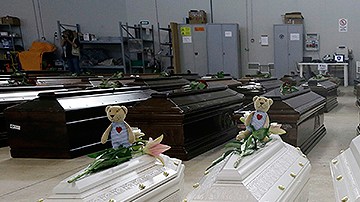 Los féretros de las víctimas del naufragio de Lampedusa están en el hangar del aeropuerto de esa región italiana.