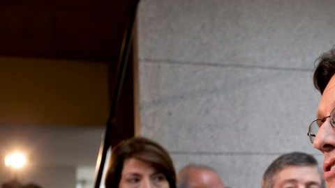 El lider republicano Eric Cantor fue el único que habló sobre la reunión a puerta cerrada con el presidente Obama.