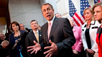 Los republicanos, liderados por el presidente de la Cámara de Representantes, John Boehner, cuando presentaron su plan esta mañana en Washington.