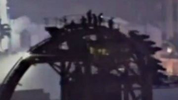 Imagen tomada de video y que muestra el proceso de rescate en la Hollywood Rip Ride Rockit.
