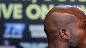 Timothy Bradley (i), se enfrenta a Juan Manuel Márquez después del pesaje para la pelea de peso welter por el título mundial OMB en Las Vegas el sábado.