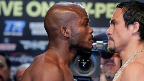 Timothy Bradley (i), se enfrenta a Juan Manuel Márquez después del pesaje para la pelea de peso welter por el título mundial OMB en Las Vegas el sábado.