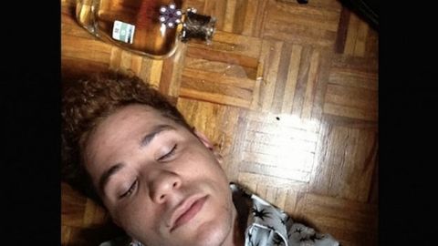 Las imágenes en las que Christian Chávez aparecía tirado junto a una botella de alcohol y con heridas, desaparecieron de su Twitter poco después de publicarlas.