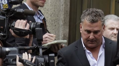 El detective Wojciech Braszczok (derecha) en una comparecencia previa en la corte de Manhattan.