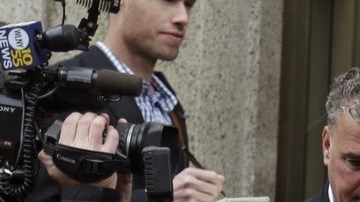 El detective Wojciech Braszczok (derecha) en una comparecencia previa en la corte de Manhattan.