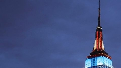 Así lucirá la cúspide del histórico edificio cuando se encienda con los colores representativos de El Diario/La Prensa.