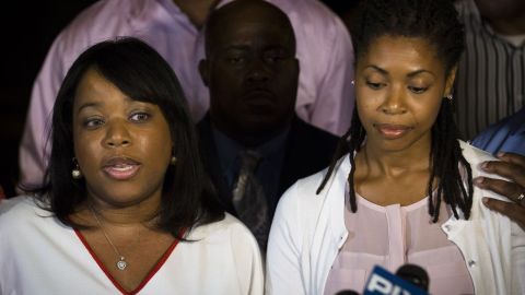 Valarie Carey, a la izquierda, reclamaba la custodia de su sobrina, la cual no le fue concedida.