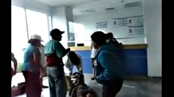 Imagen obtenida del video publicado en YouTube y que muestra el nacimiento de una criatura en el suelo del hospital donde se negaron a atender a su madre.