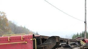 Equipos de emergencia asisten a las personas en el lugar donde un camión que transportaba troncos por Cheat Mountain en la Ruta 250 se estrelló contra un tren que tomaba pasajeros en el condado de Randolph, Virginia Occidental.