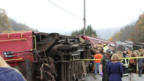 Equipos de emergencia asisten a las personas en el lugar donde un camión que transportaba troncos por Cheat Mountain en la Ruta 250 se estrelló contra un tren que tomaba pasajeros en el condado de Randolph, Virginia Occidental.