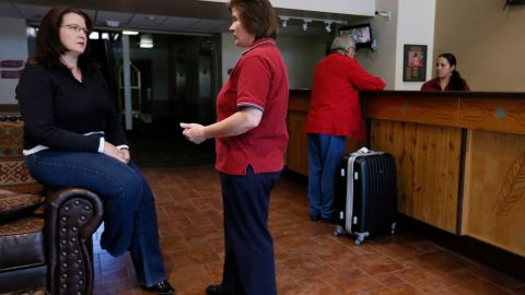 Y mientras no existe un acuerdo, Julie Aldaz, izquierda, y Jane Gibson, dialogan sobre como mantener el Red Feather Lodge, en Arizona, y afectado por la falta de turistas.