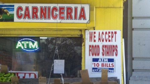 El programa SNAP otorga cerca de $133 mensuales en ayuda y es el más grande de asistencia para prevenir el hambre a nivel doméstico en Estados Unidos, donde casi dos millones de personas se benefician del mismo.