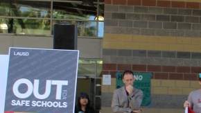 Miembros del Distrito Escolar de Los Angeles llevarán una tarjeta plástica con los colores del arco iris que los identifica como aliados de la comunidad LGBT (lesbiana, gay, bisexual y transexual).